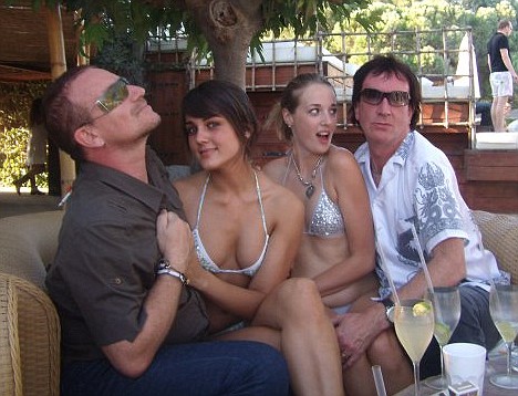 Bono, l'amico  Simon Carmodyinsieme a  Andrea Feicke Hannah Emerson a St Tropez