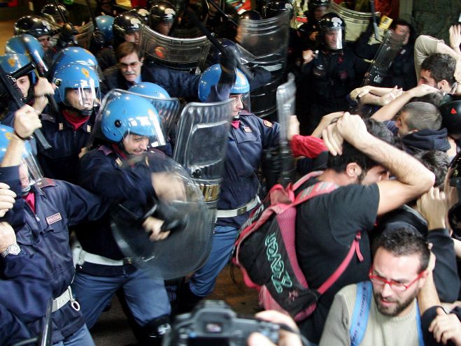 Tafferugli tra studenti e Polizia