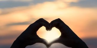 Contraccettivi e pillola gratis in Italia: se ne riparla dopo l’estate San Valentino al tramonto