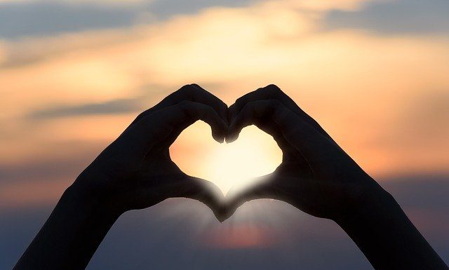 Contraccettivi e pillola gratis in Italia: se ne riparla dopo l’estate San Valentino al tramonto