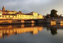 SuperguidaUniversità di Rimini : dove dormire (poco) a Rimini e divertirsi Rimini Ponte di Tiberio al tramonto