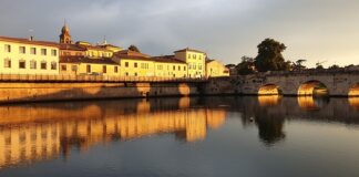 SuperguidaUniversità di Rimini : dove dormire (poco) a Rimini e divertirsi Rimini Ponte di Tiberio al tramonto