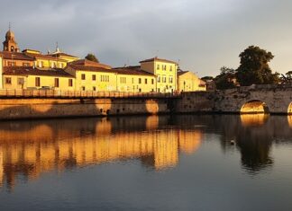 SuperguidaUniversità di Rimini : dove dormire (poco) a Rimini e divertirsi Rimini Ponte di Tiberio al tramonto