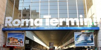 Topo tra i turisti alla biglietteria della Metro B alla Stazione Termini di Roma