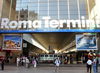 Topo tra i turisti alla biglietteria della Metro B alla Stazione Termini di Roma