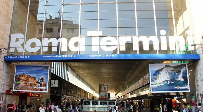 Topo tra i turisti alla biglietteria della Metro B alla Stazione Termini di Roma