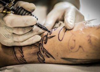 Allerta Tatuaggi cancerogeni: scopri quali sono i colori sequestrati dal Ministero tatuaggi