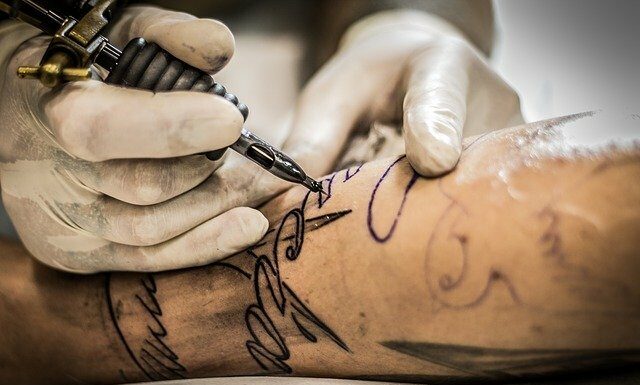 Allerta Tatuaggi cancerogeni: scopri quali sono i colori sequestrati dal Ministero tatuaggi