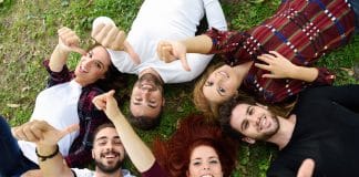 Studenti in rivolta contro l’apertura a tutti i costi: “una scelleratezza politica” Studenti distesi su un prato