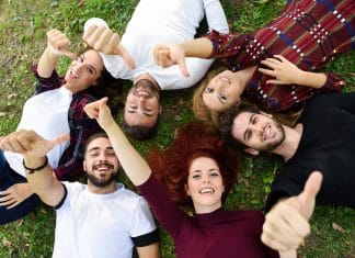 Studenti in rivolta contro l’apertura a tutti i costi: “una scelleratezza politica” Studenti distesi su un prato