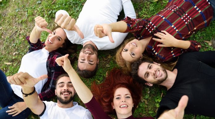 Studenti in rivolta contro l’apertura a tutti i costi: “una scelleratezza politica” Studenti distesi su un prato