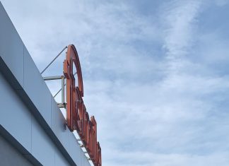 Allarme Corona Virus, la prima foto tra le persone in quarantena tutte in fila al supermarket. Casalpusterlengo in fila al supermercato