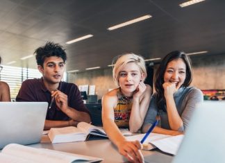 Italia , perchè aprire ora le scuole è un suicidio. E gli studenti vanno difesi vaccinandoli. Scandalo al Liceo Visconti