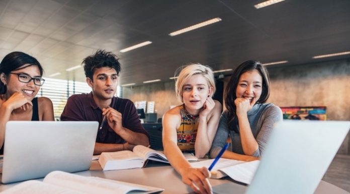 Italia , perchè aprire ora le scuole è un suicidio. E gli studenti vanno difesi vaccinandoli. Scandalo al Liceo Visconti