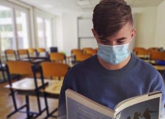 Maturità semplificata anche per il 2021. Ma la Azzolina non si arrende al PD che chiede lo scritto o la tesina. Ultimo giorno di scuola