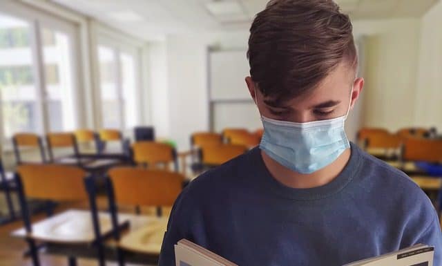 Maturità semplificata anche per il 2021. Ma la Azzolina non si arrende al PD che chiede lo scritto o la tesina. Ultimo giorno di scuola