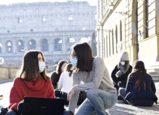 Grande successo della protesta degli studenti Indipendenti contro “l’apertura a tutti i costi e per avere più risorse”