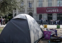 Affitti alle stelle a Milano: studentessa dorme in tenda davanti al Politecnico