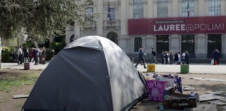 Affitti alle stelle a Milano: studentessa dorme in tenda davanti al Politecnico