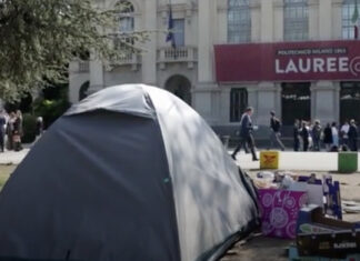 Affitti alle stelle a Milano: studentessa dorme in tenda davanti al Politecnico