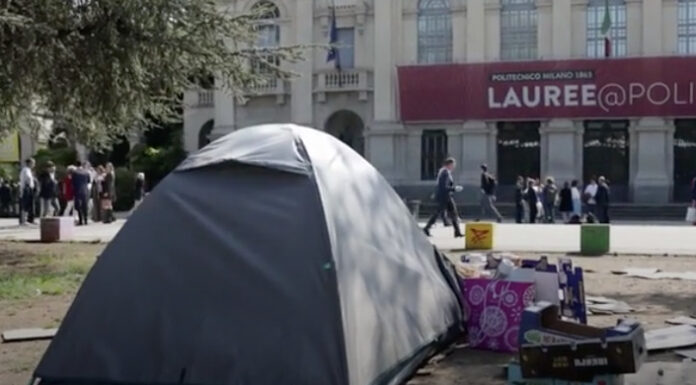 Affitti alle stelle a Milano: studentessa dorme in tenda davanti al Politecnico