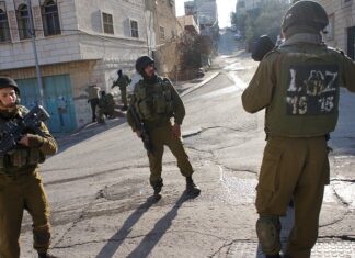 Israele bombarda Gaza, 13 morti e 20 feriti