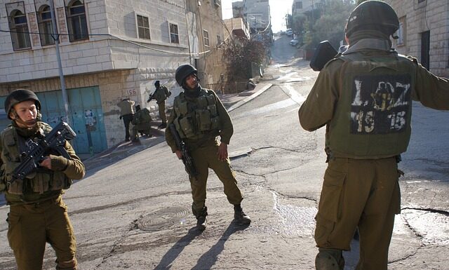 Israele bombarda Gaza, 13 morti e 20 feriti