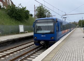 L’odissea estiva sulla Roma-Lido: promesse, guasti e un servizio al collasso che causa il blocco di Via Ostiense e Cristoforo Colombo Metromare - Lido di Ostia