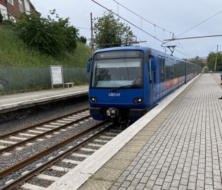 L’odissea estiva sulla Roma-Lido: promesse, guasti e un servizio al collasso che causa il blocco di Via Ostiense e Cristoforo Colombo Metromare - Lido di Ostia