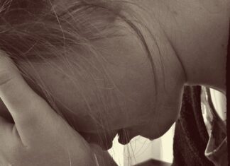 Ferisce la professoressa a coltellate in classe perché rischia il debito