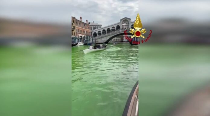 Venezia: Una Chiazza Fluorescente Colora di Verde il Canal Grande