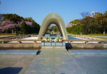 Cosa Fare in Caso di Emergenza Radioattiva: il decalogo antiradiazioni Monumento alle vittime delle esplosioni nucleari Giappone