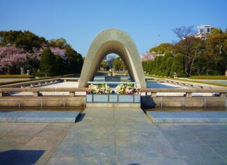 Cosa Fare in Caso di Emergenza Radioattiva: il decalogo antiradiazioni Monumento alle vittime delle esplosioni nucleari Giappone