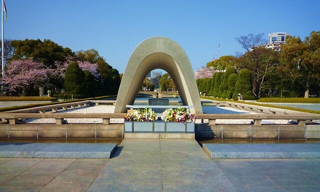 Cosa Fare in Caso di Emergenza Radioattiva: il decalogo antiradiazioni Monumento alle vittime delle esplosioni nucleari Giappone