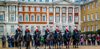 Re Carlo III: in galera il leader degli antimonarchici per una bandiera “Not my King”.