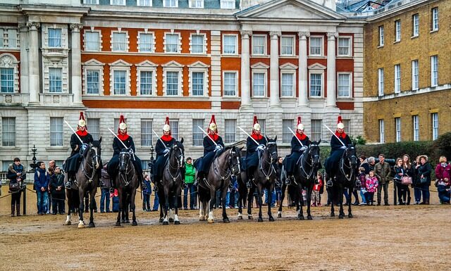 Re Carlo III: in galera il leader degli antimonarchici per una bandiera “Not my King”.