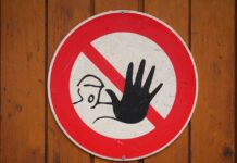 Calcio in faccia a Livorno mentre il fermato e a terra