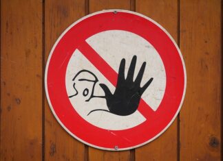 Calcio in faccia a Livorno mentre il fermato e a terra