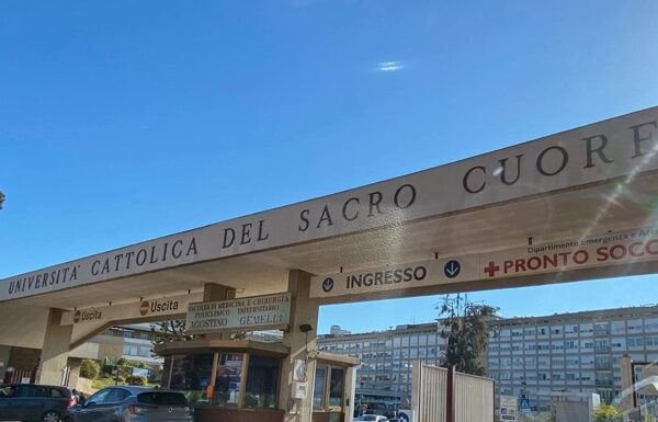 Il Papa è stato operato, finito dopo circa tre ore, l’intervento chirurgico al Gemelli.