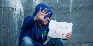 Roma come la Colombia: i narcos tentano di ammazzare il prete antimafia don Antonio Colucci a Tor Bella Monaca con una mannaia.