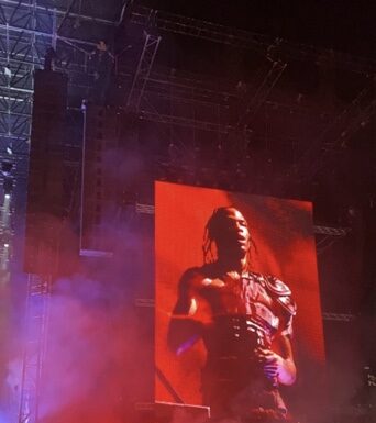 Travis Scott provoca un terremoto a Roma. In 70.000 fanno tremare la Capitale.
