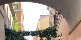 A Trastevere Ubriachi e drogati sfondano i portoni: caccia ai residenti casa per casa San Cosimato