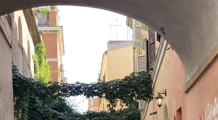 A Trastevere Ubriachi e drogati sfondano i portoni: caccia ai residenti casa per casa San Cosimato