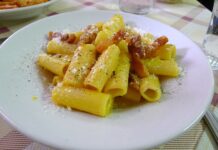 La Carbonara non è Americana e non si faceva con la gruviera Emmenthal! La Verità Nascosta Dietro gli attacchi alla Ricetta più Amata del mondo.