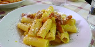 La Carbonara non è Americana e non si faceva con la gruviera Emmenthal! La Verità Nascosta Dietro gli attacchi alla Ricetta più Amata del mondo.