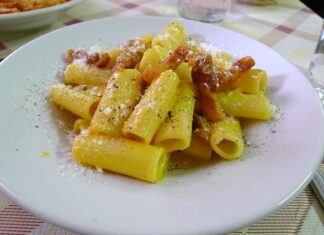 La Carbonara non è Americana e non si faceva con la gruviera Emmenthal! La Verità Nascosta Dietro gli attacchi alla Ricetta più Amata del mondo.