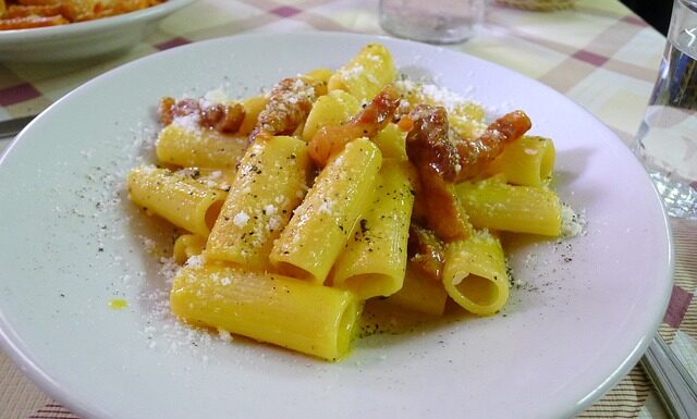 La Carbonara non è Americana e non si faceva con la gruviera Emmenthal! La Verità Nascosta Dietro gli attacchi alla Ricetta più Amata del mondo.