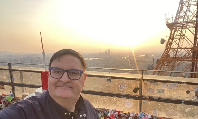 ROMA vs SEOUL. Lucchetti dell’Amore: da eterno problema a Roma dove sono nati ad attrazione turistica da milioni di turisti l’anno a Seul in Corea del Sud. Namsan Tower a Seul con il Parco dell'Amore