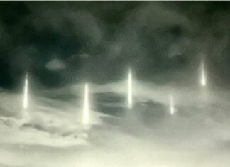 Nove misteriosi pilastri di luce apparsi in cielo in Giappone