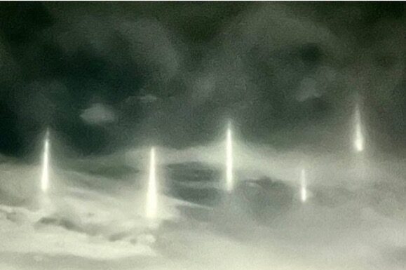 Nove misteriosi pilastri di luce apparsi in cielo in Giappone